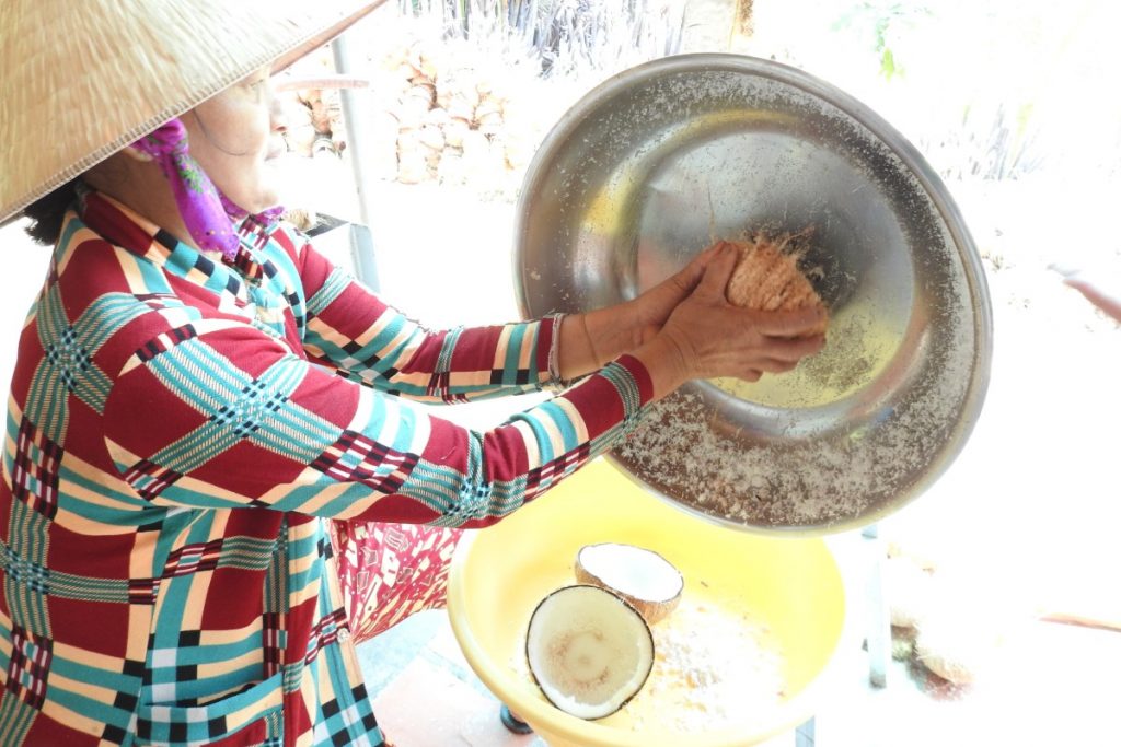 Viaggio in Vietnam: il Sud e il Centro tra templi, mare, frutta esotica e grattacieli 17 delta del mekong ben tre lavorazione del cocco 2