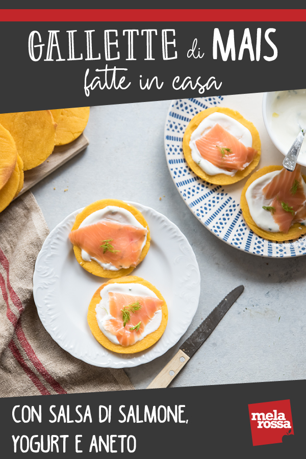 Gallette di mais fatte in casa con salsa di salmone, yogurt e aneto 10 gallette di mais fatte in casa con salsa salmone yogurt