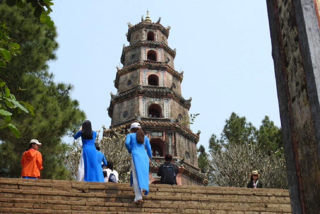 Viaggio in Vietnam: il Sud e il Centro tra templi, mare, frutta esotica e grattacieli 11 hue pagoda della signora celeste 1