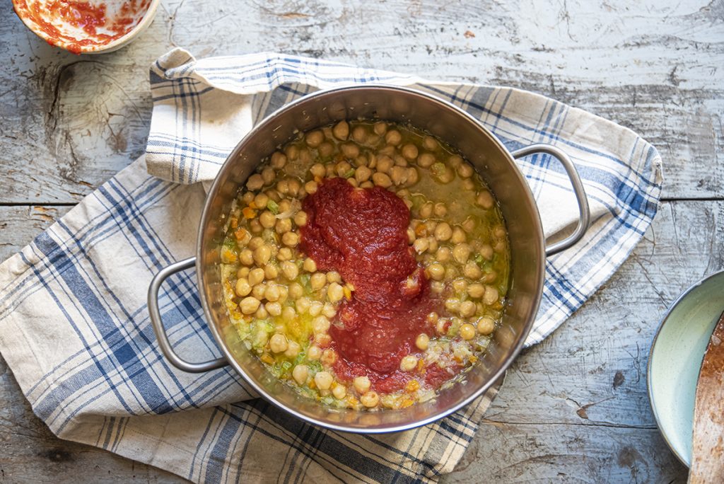 Pasta e ceci: una ricetta veloce, facile e nutriente 3 passata di pomodoro ceci