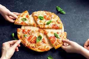 Pizza Margherita: la ricetta passo per passo da preparare in casa