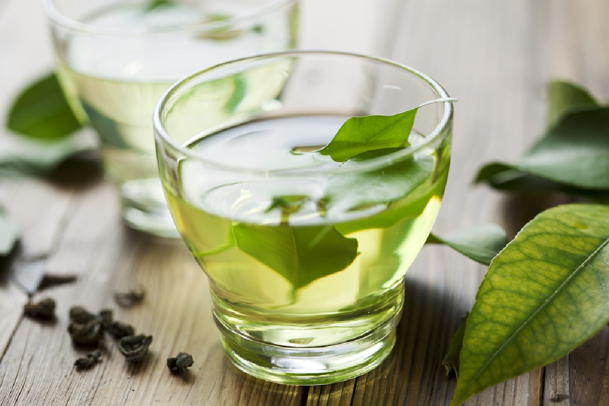 Tè verde: benefici, proprietà e quanto berne al giorno 6 una tazza trasparente con del tè verde