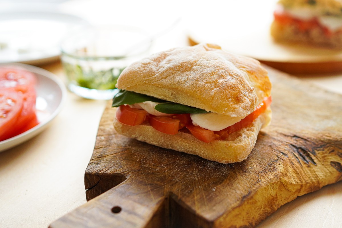 Colazione salata: sana, proteica e 5 idee veloci 3 un panino con mozzarella e pomodoro