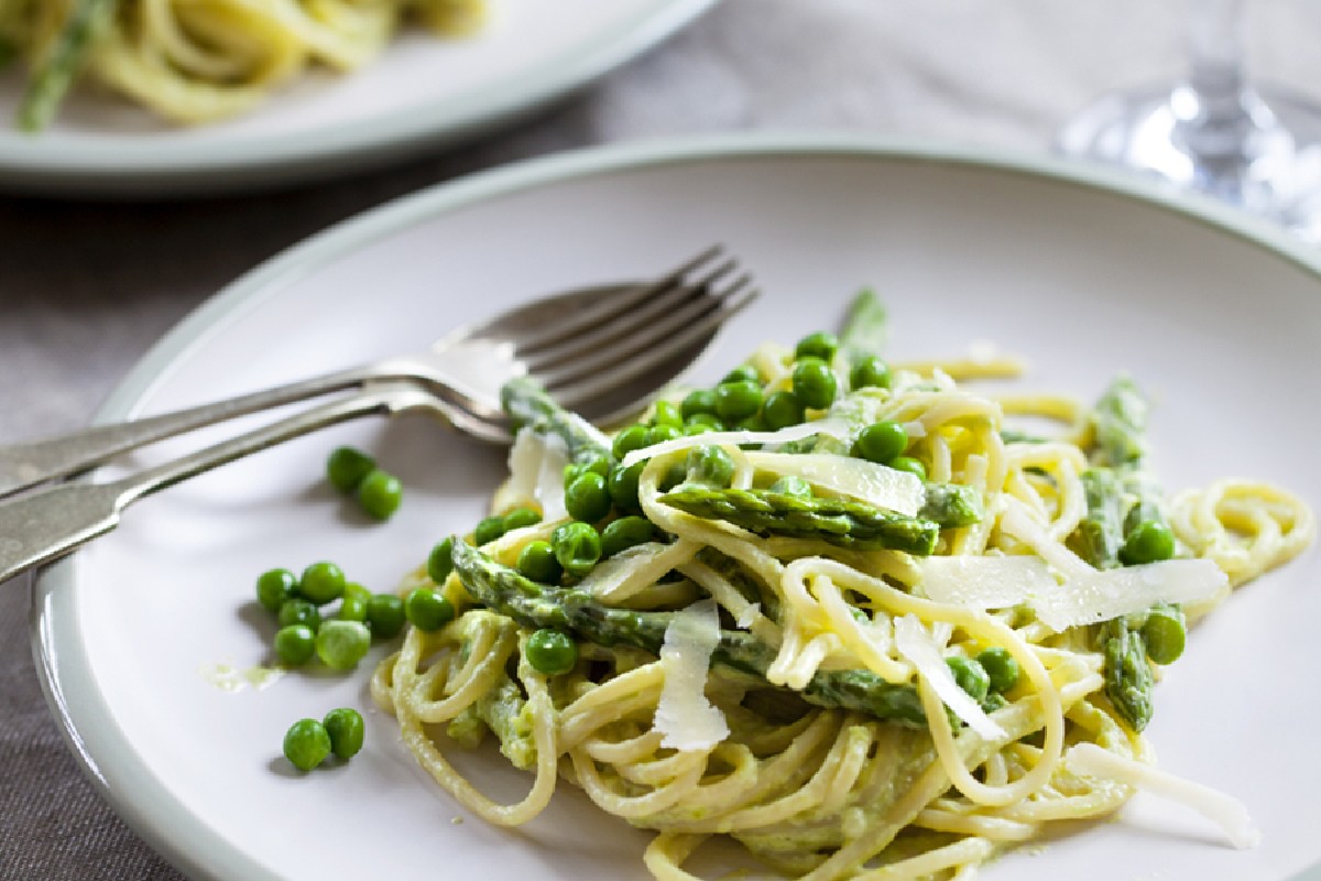 Ricette con lo zafferano: profumate e ricche di sapore 9 spaghetti asparagi, zafferano e piselli