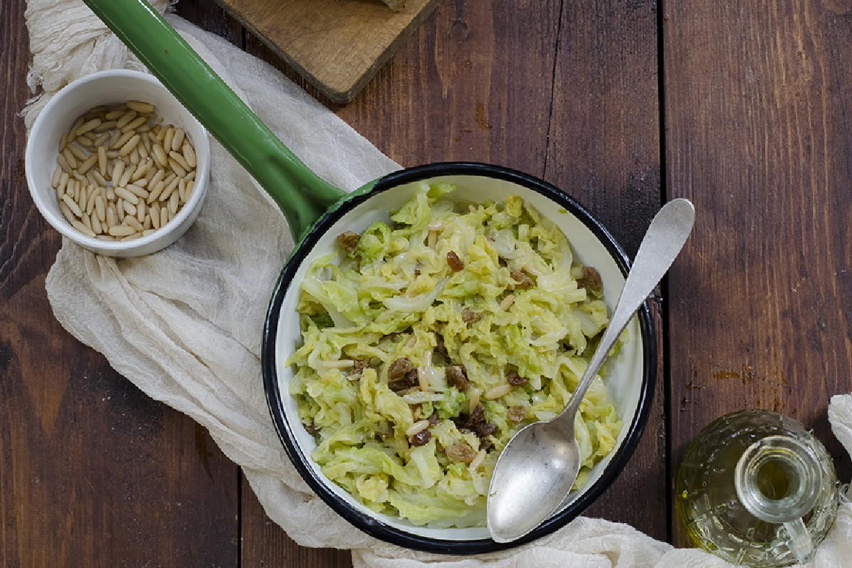 Le migliori ricette con i pinoli: dai primi piatti al dolce 6 verza saltata con pinoli e uvetta