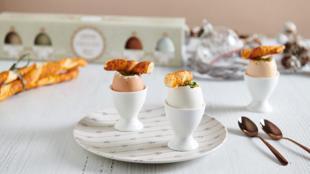 Pasqua: decorazioni e cucina creativa, anche con i bambini 4 Uova alla coque con grissini alla paprika