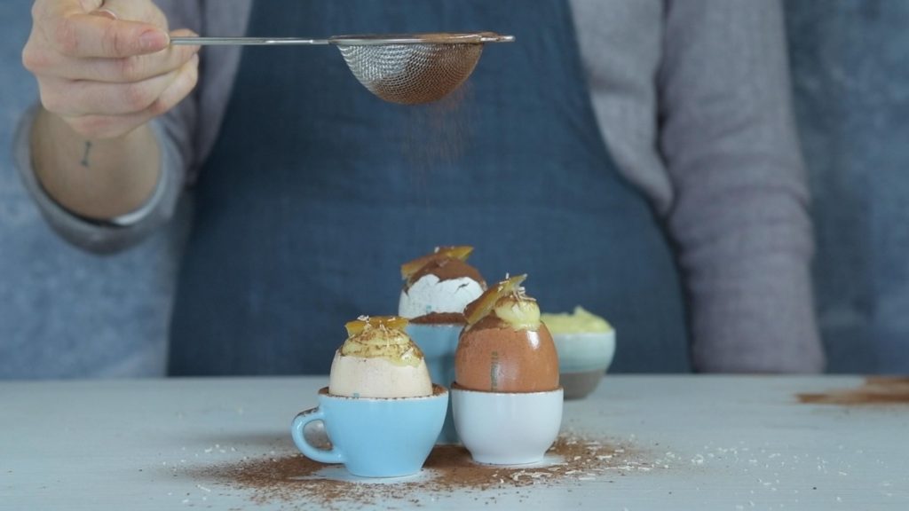 Pasqua: decorazioni e cucina creativa, anche con i bambini 6 Uova ripiene di crema pasticcera al cioccolato bianco e scorzette di arancia candita