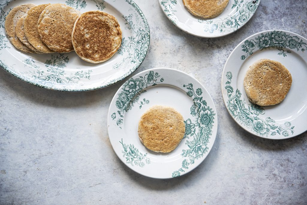 Blinis integrali senza panna, con salmone affumicato e yogurt 6 blinis cinque