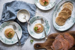 Blinis integrali senza panna, con salmone affumicato e yogurt