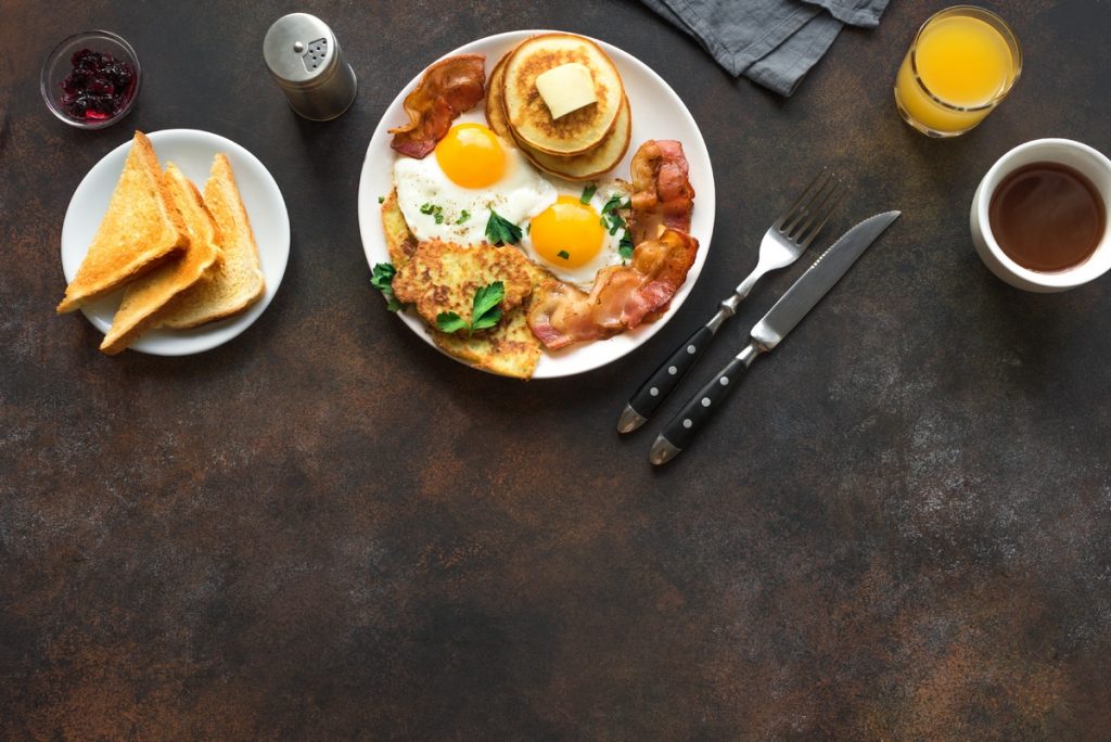 Perdere peso con l'orologio: mangiare a tarda sera fa ingrassare 1 La ricerca dice che è meglio mangiare a colazione che a cena