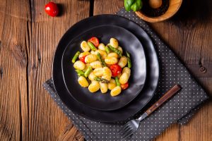 Gnocchi con asparagi e pomodorini