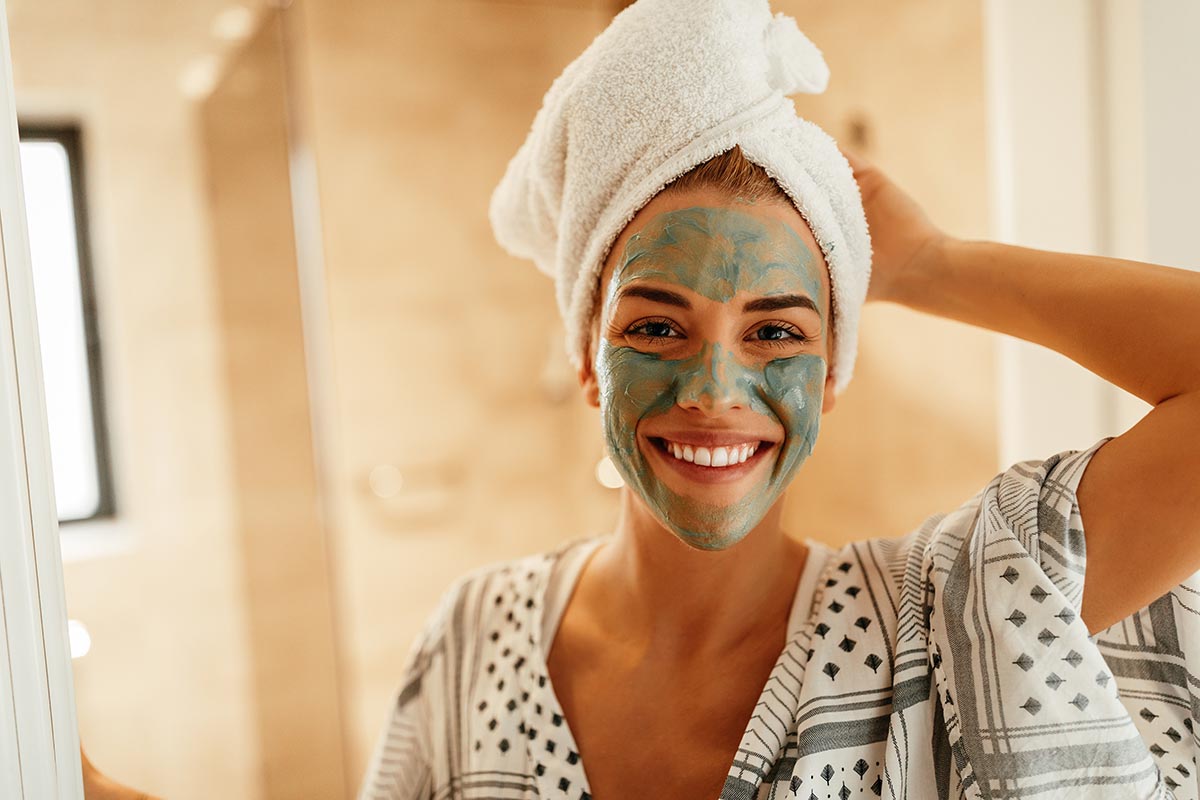 Centri estetici chiusi: 5 trattamenti di bellezza che puoi fare da sola a casa tua 3 trattamenti beauty fai da te: maschera argilla