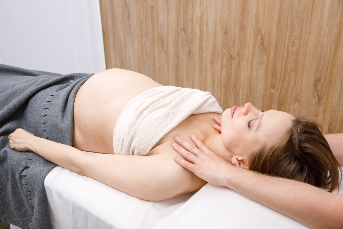 Osteopatia: che cos'è, cosa cura, principi, benefici, controindicazioni 5 osteopatia e gravidanza
