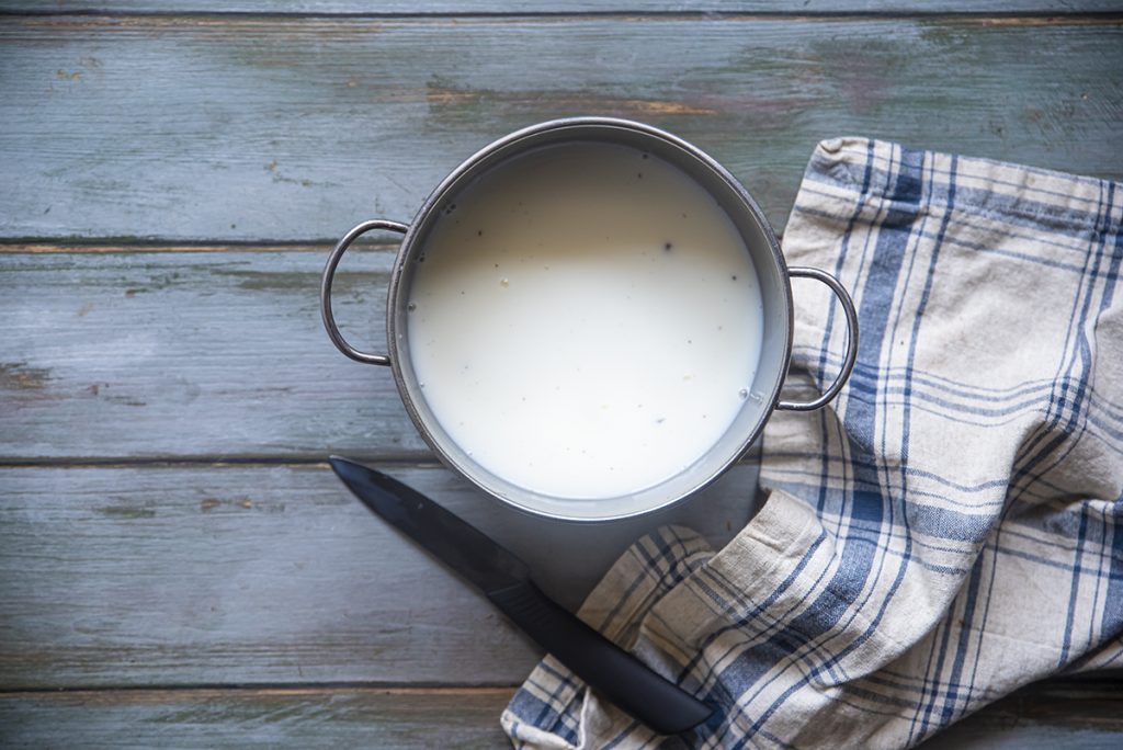 Creme brulee: la ricetta senza panna 2 pentolino ebollizione