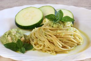 Pesto di zucchine: ricetta classica e variante con la ricotta