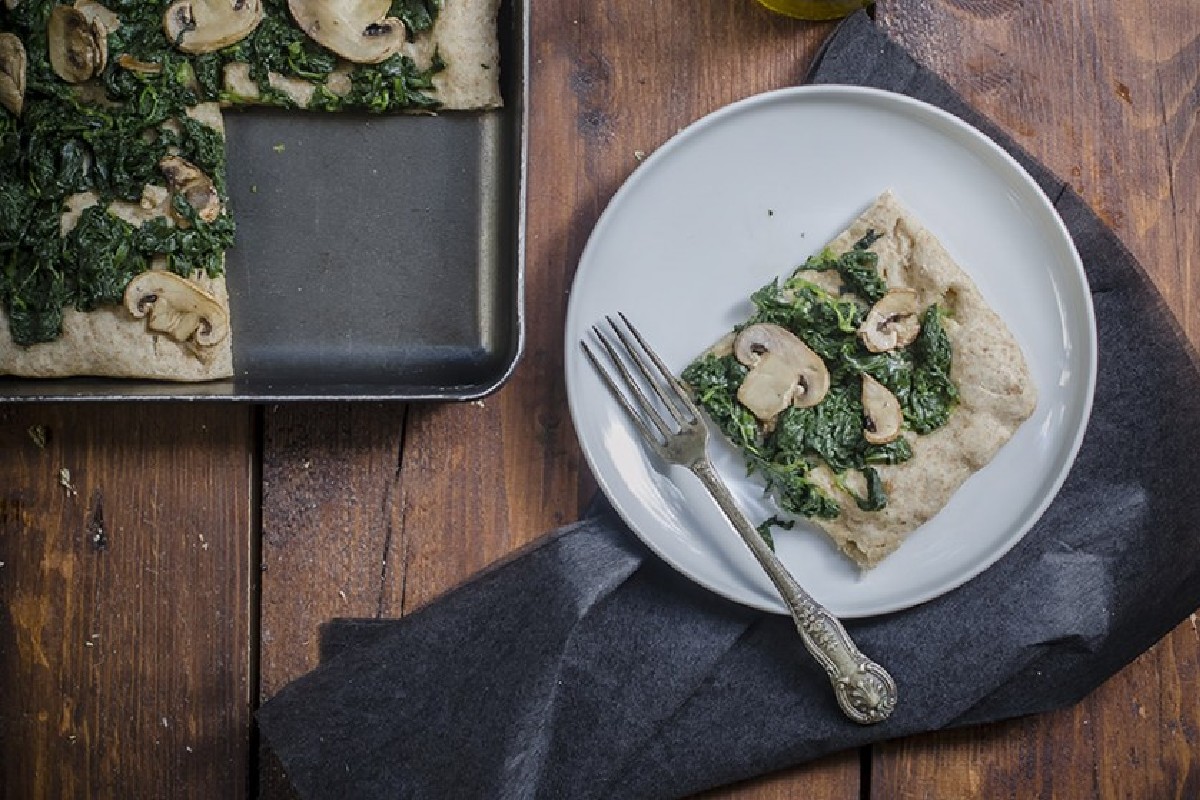 Coronavirus: la farina è il prodotto più acquistato in Italia, boom di pasta, pane e dolci fatti i casa. 12 ricette da provare 11 pizza integrale funghi e spinaci