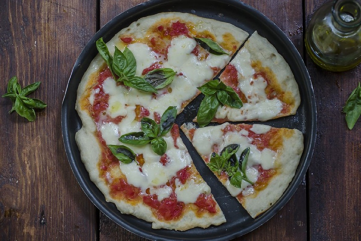 Coronavirus: la farina è il prodotto più acquistato in Italia, boom di pasta, pane e dolci fatti i casa. 12 ricette da provare 10 pizza margherita