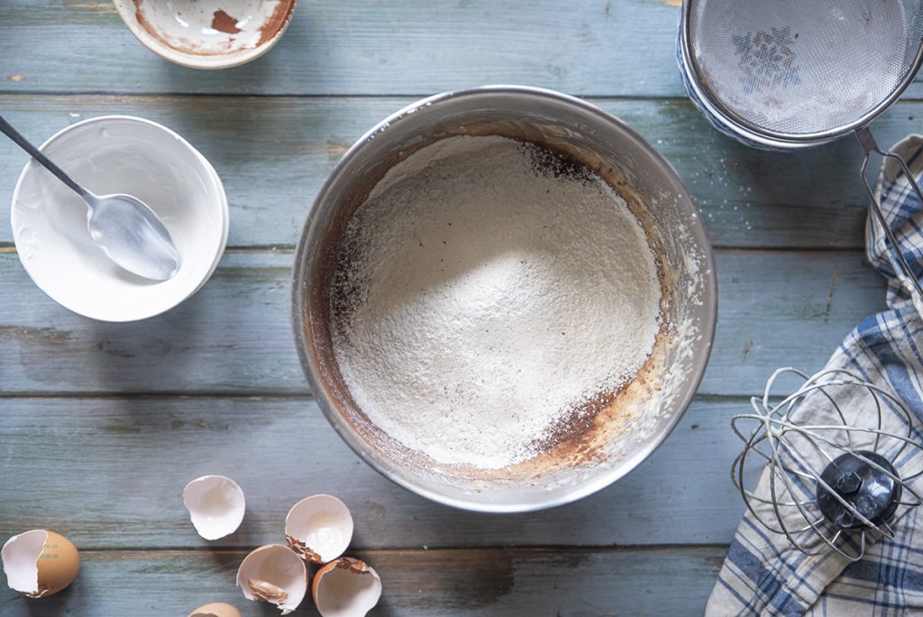 Plumcake light al cioccolato, soffice e senza burro 3 preparazione due farina e cacao plumcake