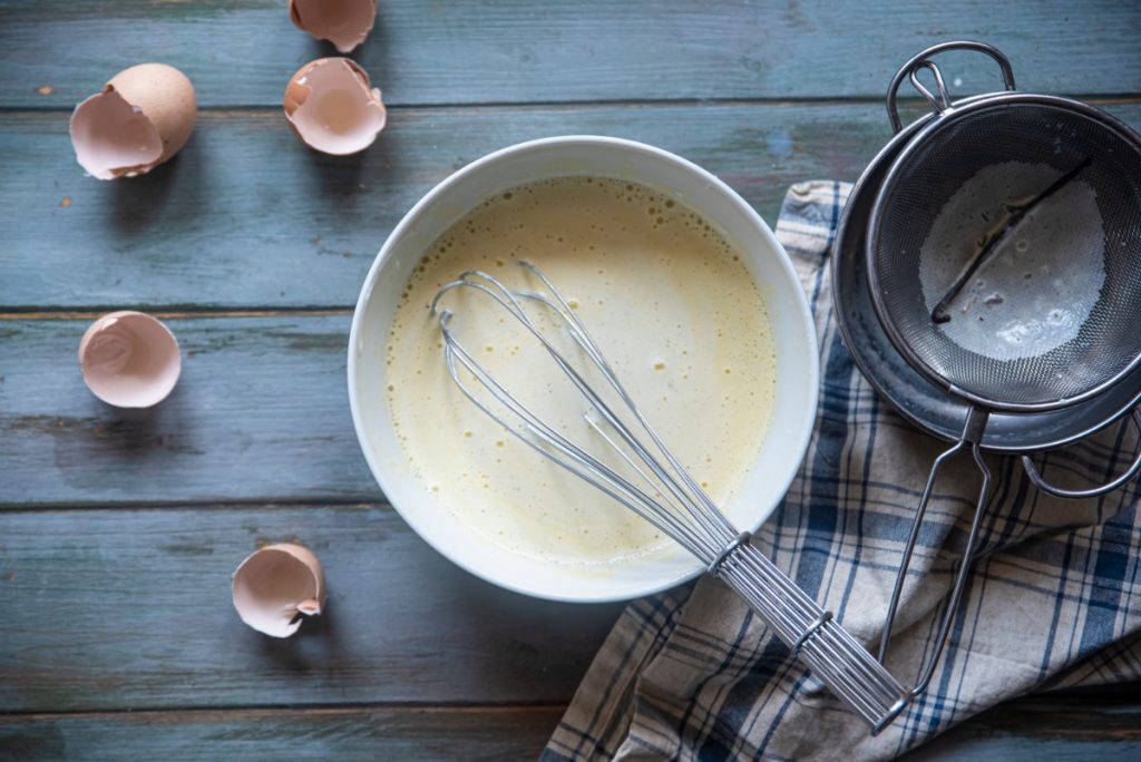 Creme brulee: la ricetta senza panna 3 preparazione latte e tuorli 1