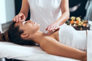 Reiki: cos&rsquo;&egrave;, storia, principi, livelli, benefici e critiche