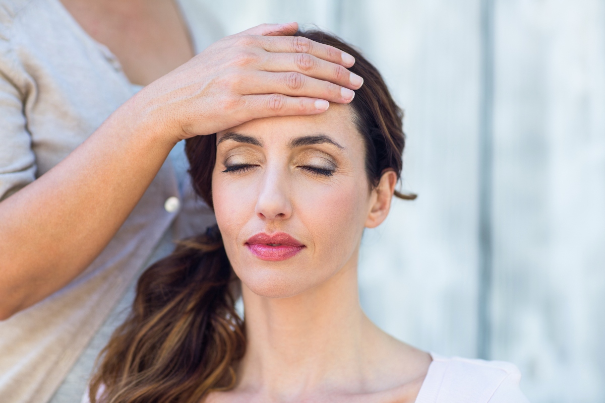 Reiki: cos'è, storia, principi, livelli, benefici e critiche 5 come funziona una seduta di reiki