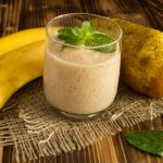 Smoothie con carruba, banana e pera 1 smoothie banana pere carruba