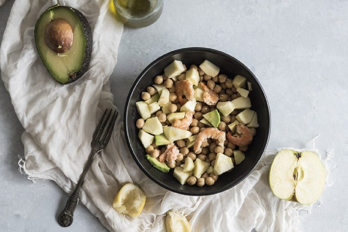 Stanchezza primaverile: le ricette per combatterla 5 insalata di ceci avocado gamberi e mela verde