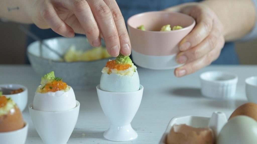 Pasqua: decorazioni e cucina creativa, anche con i bambini 5 uova ripiene di uova strapazzate