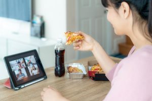 Aperitivo casalingo: consigli e ricette per l&rsquo;happy hour a casa