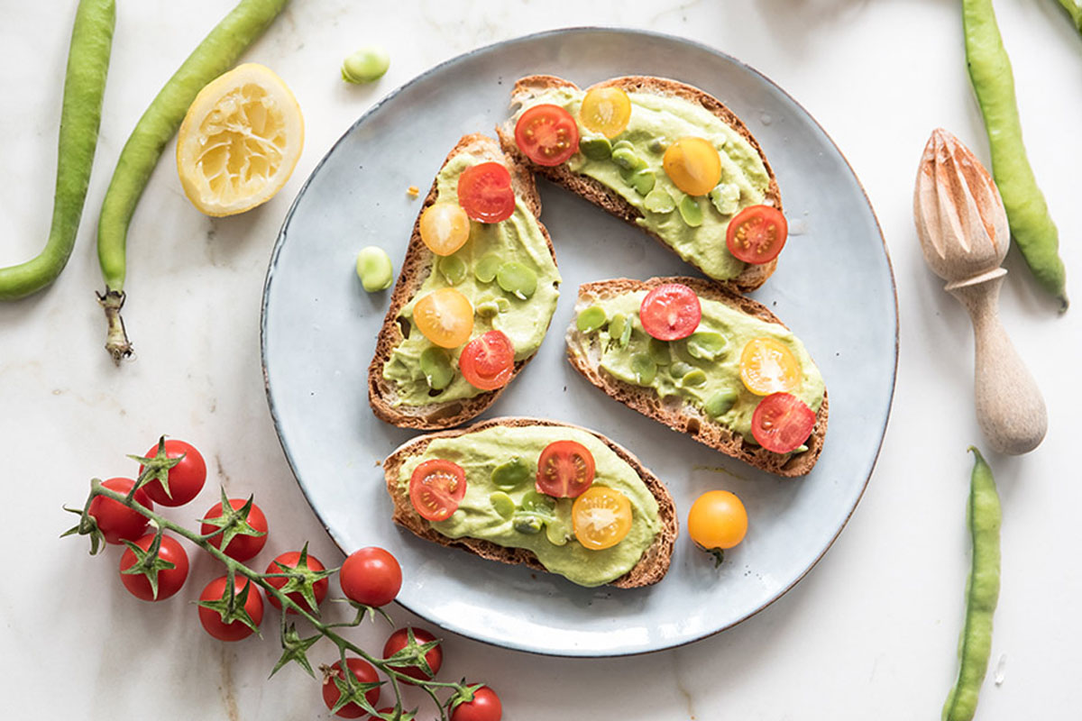 Aperitivo casalingo: consigli e ricette per l'happy hour a casa 4 Aperitivo bruschette con hummus di fave