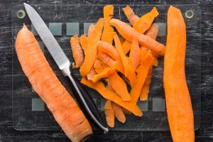 Bucce e gambi di frutta e verdura: altro che &ldquo;scarti&rdquo;, sono i pi&ugrave; nutrienti. Il test di Altroconsumo