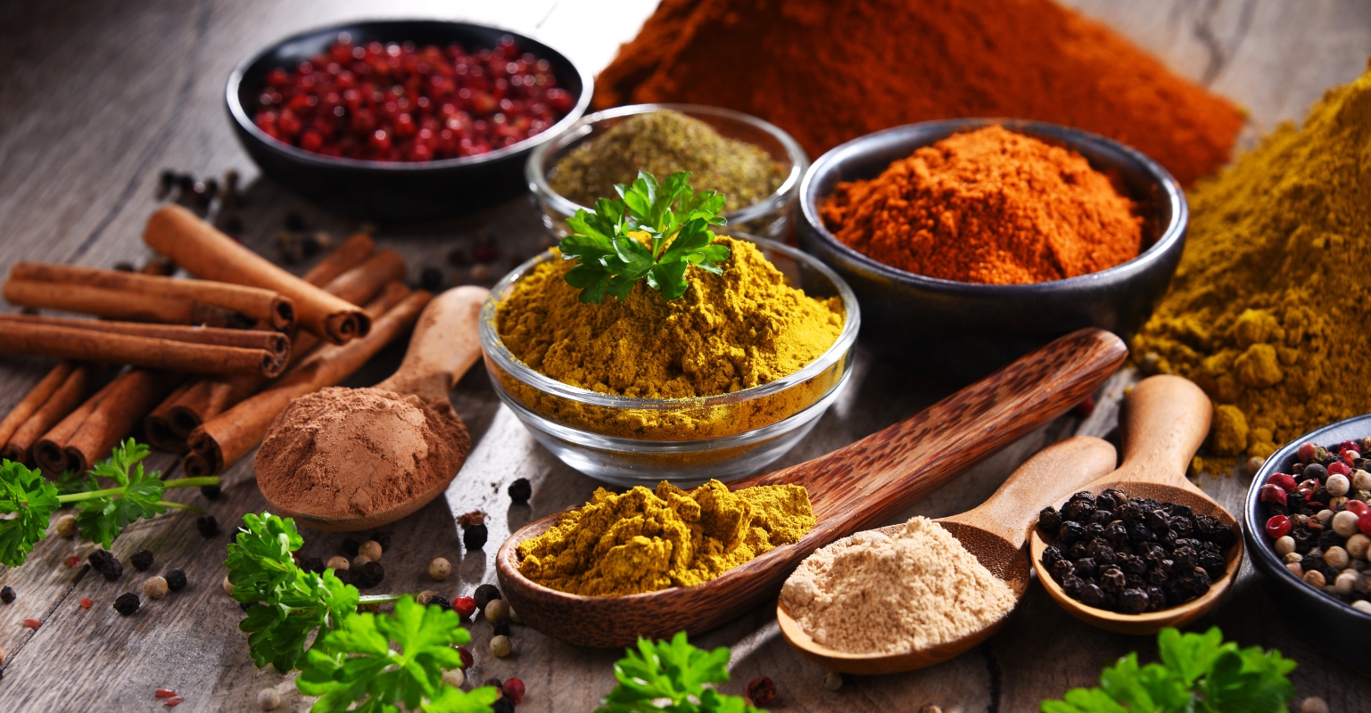Curry: cos'è, proprietà, benefici, usi in cucina e ricette 2 Alcune ciotole colme di spezie colorate che compongono il curry