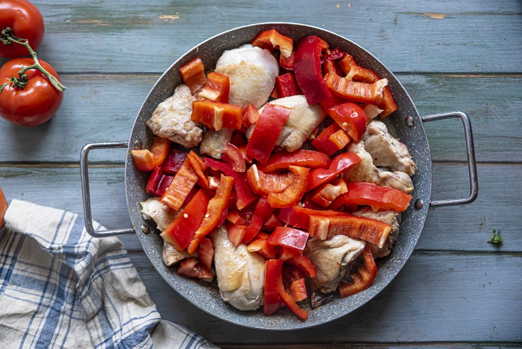 Pollo con peperoni: la ricetta da fare in padella 5 pollo e peperoni cottura