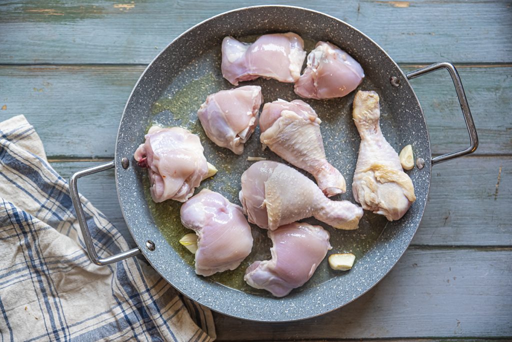 Pollo con peperoni: la ricetta da fare in padella 4 pollo e peperoni rosolare