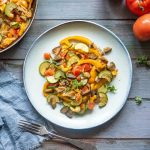 Ratatouille: la ricetta con le verdure 1 piatto piano tondo con dentro la ratatouille
