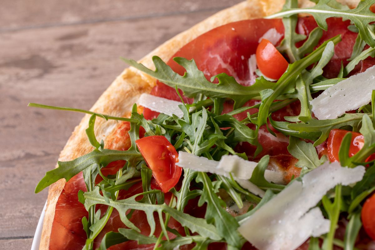Focaccia con rucola, bresaola e grana: la ricetta sana e leggera 2 ricetta focaccia con rucola, bresaola e grana