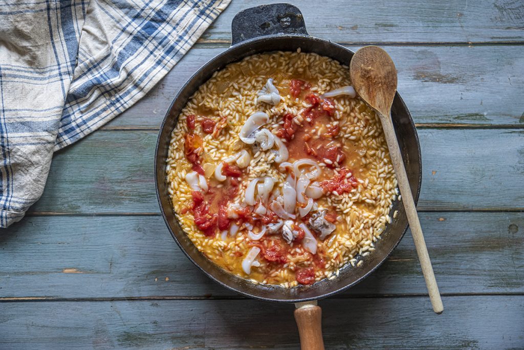 Risotto alla pescatora: un gustoso primo piatto di pesce 11 risotto alla pescatora seppie pomodori