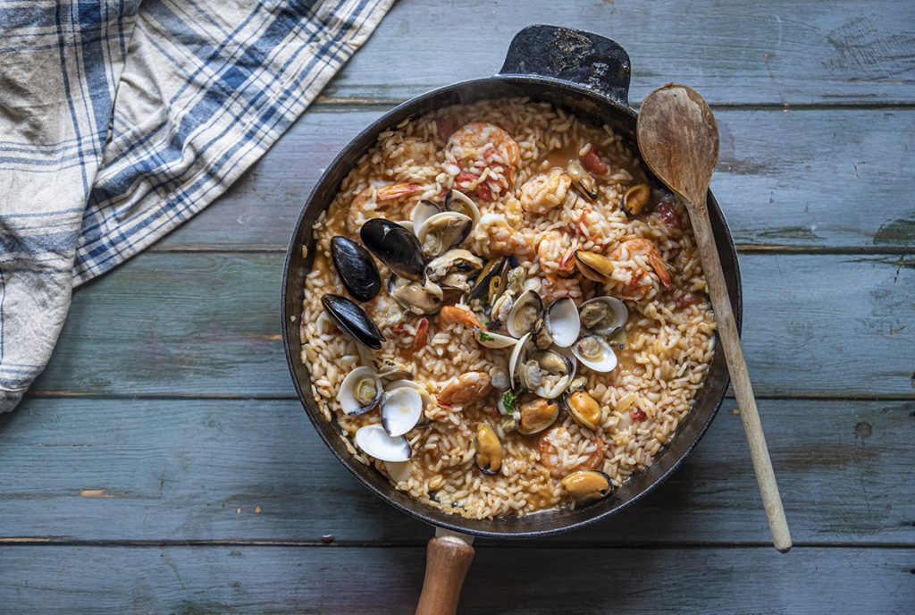 Risotto alla pescatora: un gustoso primo piatto di pesce 12 risotto alla pescatora vongole, gamberi e seppie