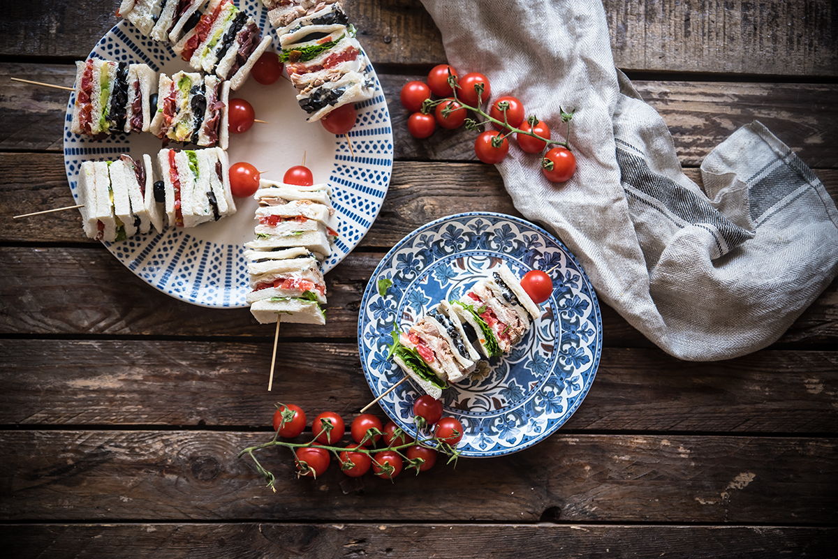 Aperitivo casalingo: consigli e ricette per l'happy hour a casa 1 Aperitivo casalingo spiedini di tramezzini