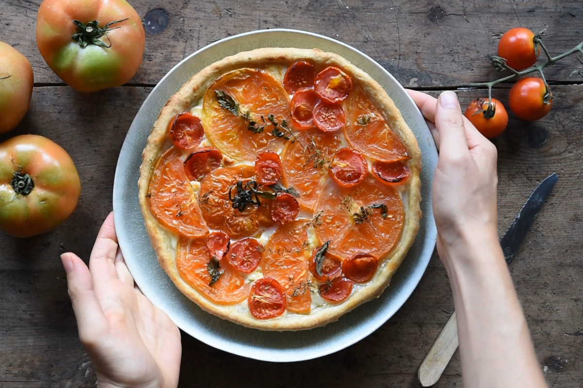 Aperitivo casalingo: consigli e ricette per l'happy hour a casa 5 aperitivo torta salata pomodori stracchino
