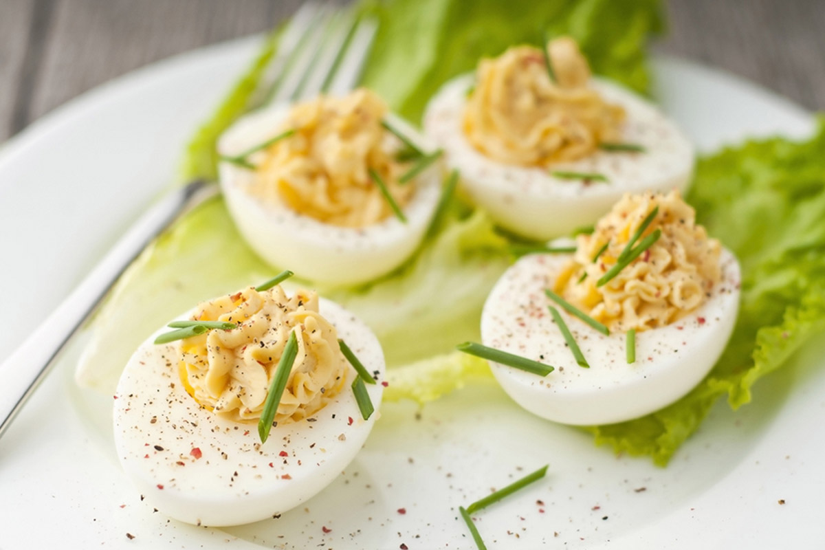 Uova ripiene: 5 ricette light, gustose e colorate 1 uova ripiene sottaceti yogurt
