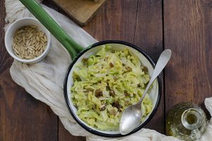Verza saltata in padella: ricetta con pinoli e uvetta