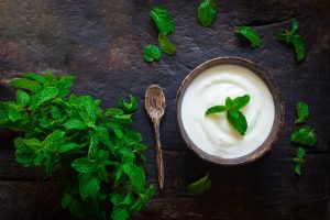 Yogurt greco: che cos&rsquo;&egrave;, differenze con lo yogurt tradizionale, benefici e le migliori ricette