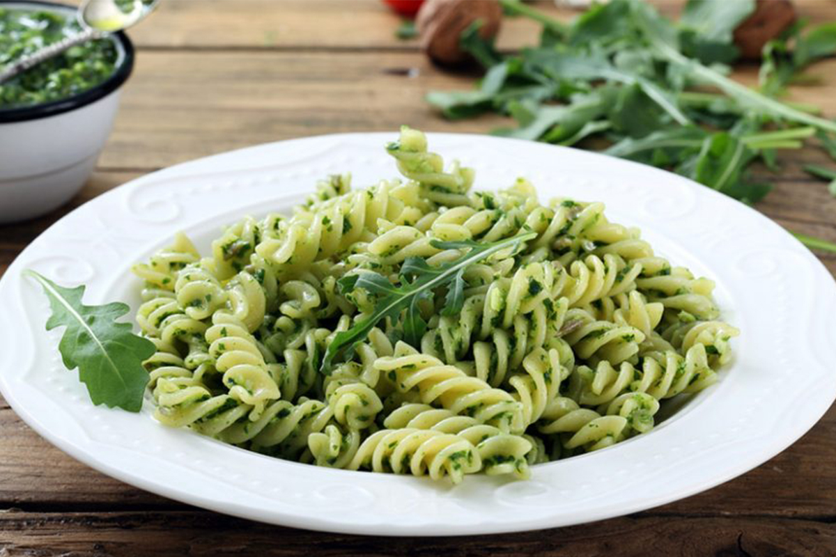 Yogurt greco: che cos'è, differenze con lo yogurt tradizionale, benefici e le migliori ricette 7 Yogurt greco: fusilli con pesto di rucola e yogurt