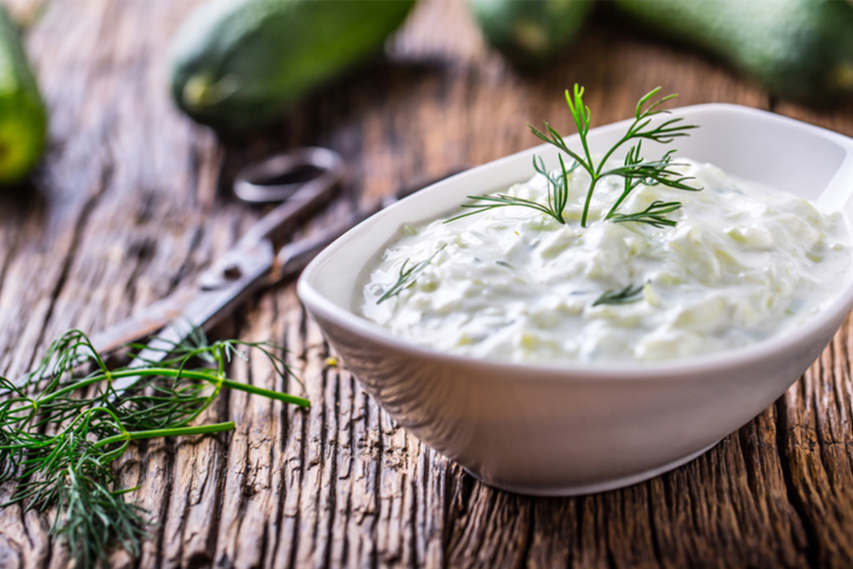 Yogurt greco: che cos'è, differenze con lo yogurt tradizionale, benefici e le migliori ricette 4 Yogurt greco: la ricetta della salsa tzatziki