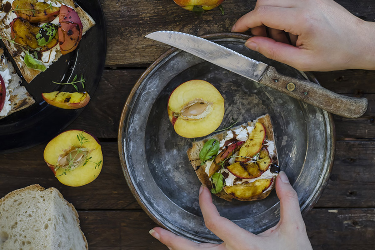 Frutta, non solo come spuntino o a fine pasto: 5 ricette da provare, dall'antipasto al dolce 3 bruschetta con pesche grigliate e caprino
