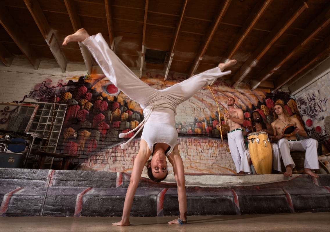 capoeira: cos'&egrave;, storia, musica e danza, roda, allenamento e tecniche, benefici