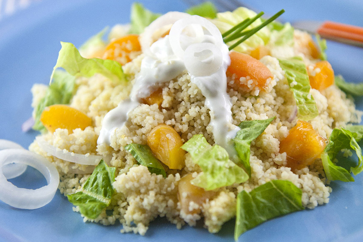 Frutta, non solo come spuntino o a fine pasto: 5 ricette da provare, dall'antipasto al dolce 1 cous cous con albicocche