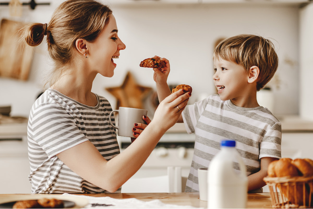 Educazione alimentare dei bambini: principi, benefici e consigli per stimolare i più piccoli a mangiare sano 9 educazione alimentare bambini ruolo famiglia