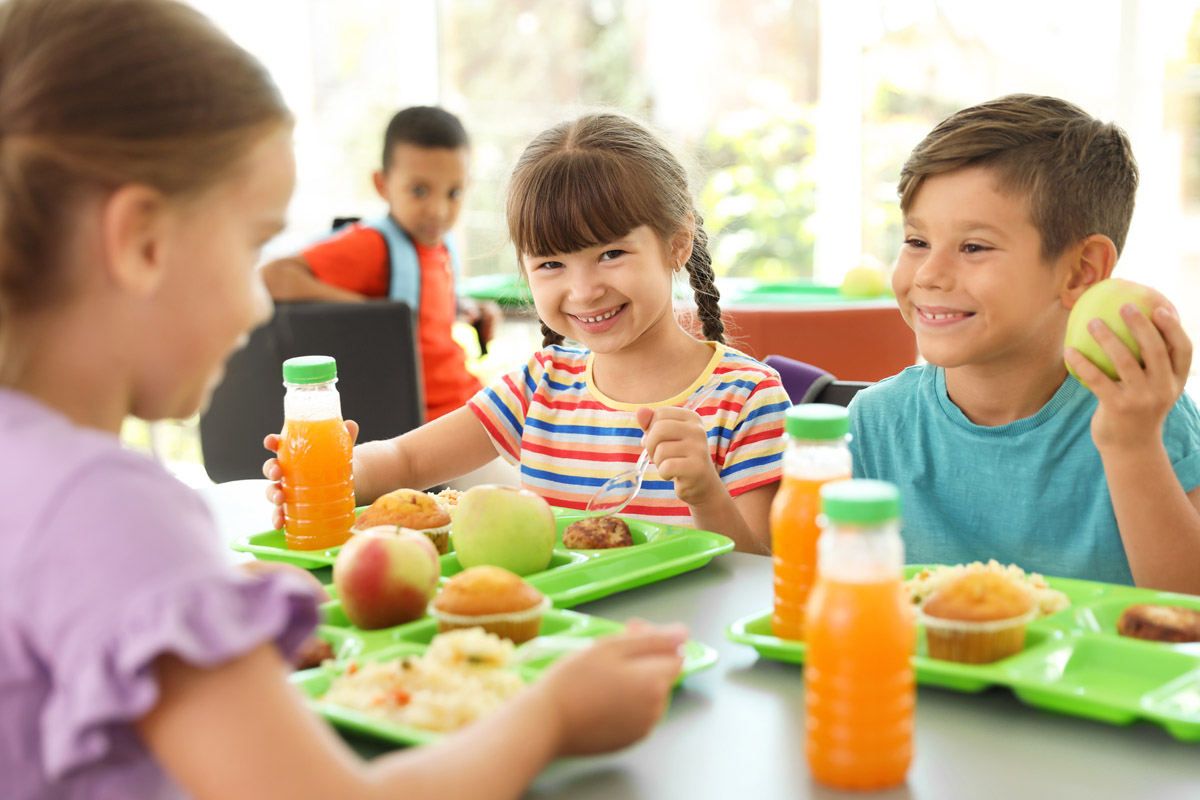 Educazione alimentare dei bambini: principi, benefici e consigli per stimolare i più piccoli a mangiare sano 12 educazione alimentare bambini mensa scolastica